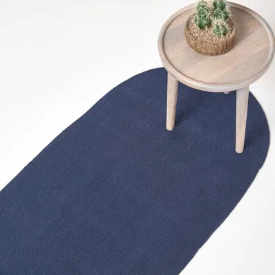Produktbild von HOMESCAPES Handgewebter geflochtener Teppich in Dunkelblau, 66 x 200 cm