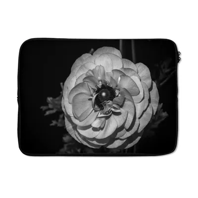 Produktbild von MuchoWow® Laptop Hülle 14 ZollSchwarz-weiße Nahaufnahme einer hellen Butterblume Laptoptasche - Laptoptasche - Stoßsicher - Schutzhaube