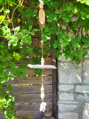 Productafbeelding van Boho-hanger, model B, gemaakt van drijfhout, met veren en schelpen