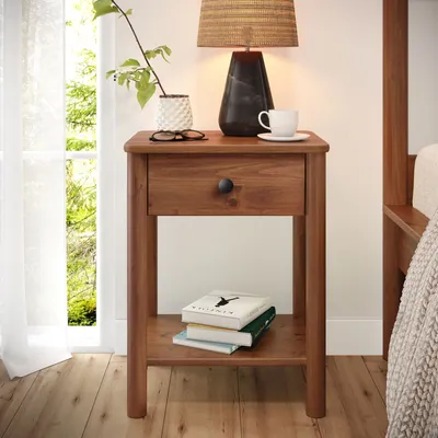 Produktbild von Nachttisch APOANA Kastanien farben - Nachtschrank mit Schublade und Ablage aus Kiefer Massivholz, skandinavisch modern Landhaus dunkel braun