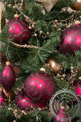 Produktbild von Weihnachtskugel in Weinrot mit Dekor