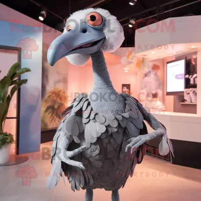 Produktbild von Grauer REDBROKOLY Flamingo Maskottchen Kostüm charakter bekleidet mit einem Midikleid und Hosenträgern