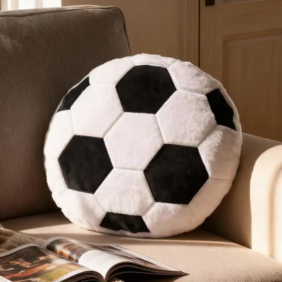 Obrázok produktu pre Omgoods – Mäkký vankúšik s motívom futbalu – Plyšový vankúš – Kreatívna dekorácia do detskej izby – 35 x 35 cm – Futbalový dizajn – Ideálne pre deti