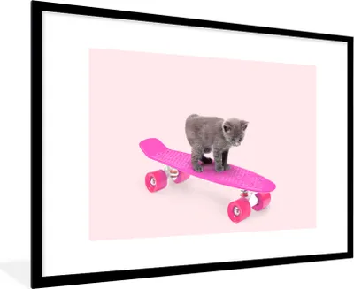 Produktbild von MuchoWow® Gerahmtes Poster Katze - Kätzchen - Tiere - Skateboard - Rosa 90x60 cm - Poster mit Schwarzem Bilderrahmen Wandposter Rahmen Foto Bilder - Wanddekoration - Fotos