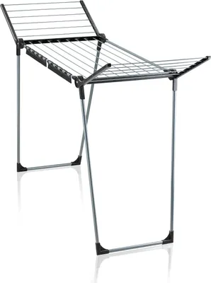 Produktbild von Sušiak na bielizeň Leifheit Pegasus 150 Solid Black Edition, stabilný kôň na bielizeň s krídlami aj na dlhé kusy oblečenia, obzvlášť úzky krídlový sušiak sa zmestí aj do úzkych dverí