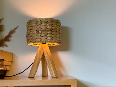Produktbild von Dreibein Holz Tischlampe, Korbgeflecht Lampenschirm Wasserhyazinthe, 26cm klein