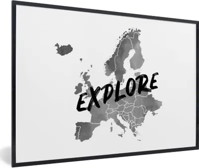 Produktbild von MuchoWow® Gerahmtes Poster Europakarte in grauer Aquarellfarbe mit dem Text "Explore" über den Ländern - schwarz-weiß 90x60 cm - Poster mit Schwarzem Bilderrahmen Wandposter Rahmen Foto Bilder - Fotorahmen - Foto-Plakat