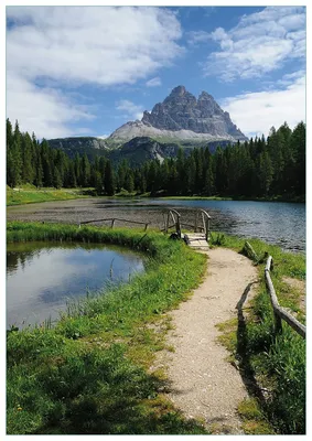 Produktbild von Wallario Premium Glasbild, freischwebende Optik, kräftige Farben, Größe 100 x 70 cm Motiv See in Berglandschaft