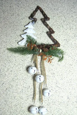 Produktbild von Holzhänger Tannenbaum mit Glocken mehrfarbig ca. 50 cm