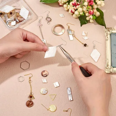 Image de Kit de démarrage pour la création de bijoux, idéal pour fabriquer des boucles d'oreilles. Ensemble de loisirs créatifs comprenant des pendentifs, des accessoires et des éléments de couleur mélangée