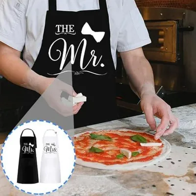 Produktbild von 2er Set Mr & Mrs Schürzen, Wasserdichte Kochschürzen mit Taschen, Schürzen für Paare, Geschenk zur Hochzeit, zum Kochen, Backen, Malen und für Hausarbeiten (Schwarz & Weiß)
