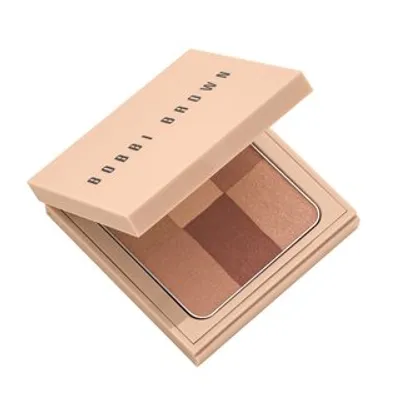 Obrázok produktu pre Bobbi Brown Nude Finish Illuminating Powder - Buff púder pre zjednotenú a rozjasnenú pleť 6,6 g