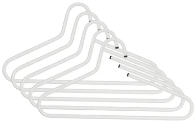 Kleiderbügel Victorie Weiß 5er Set in Gesamtansicht mit geschwungenen Bügeln und schwarzen Hosenbügel-Clips.