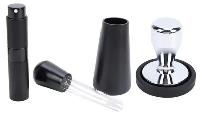 Zdjęcie produktu dla Zestaw akcesoriów do ekspresów do kawy zawierający ubijak do kawy ze stali nierdzewnej (58 mm), mieszadło do kawy, butelkę z rozpylaczem oraz silikonową podkładkę