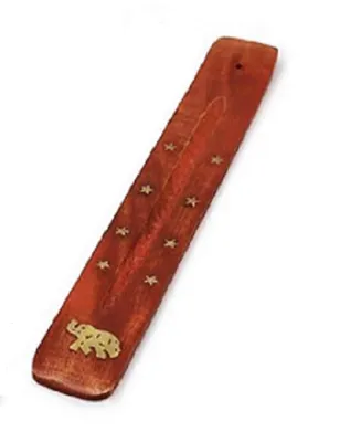 Hübschen Räucherstäbchenhalter aus Holz in warmen rötlich-braunen Ton gehalten hat längliche Form.