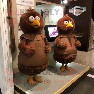 Produktbild von Brown-Hühner REDBROKOLY Maskottchen kostüm gekleidet in ein A-Linien-Kleid und Fußkettchen