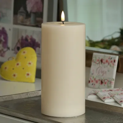 Zdjęcie produktu dla Świeca filarowa LED MIA - prawdziwy wosk - realistyczny płomień 3D - H: 20cm D:10cm - zasilana bateryjnie - kremowa