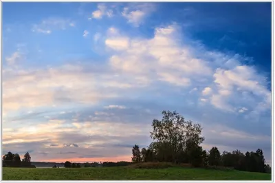 Produktbild von Wallario Wandbild Morgenhimmel über Wäldern und Wiesen, Größe: 61 x 91,50 cm, Poster mit weißem Aluminiumrahmen