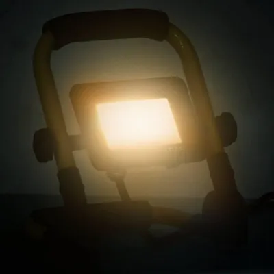 Obrázek produktu pro lED reflektor vidaXL s rukojetí 20 W teplá bílá