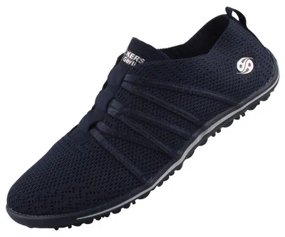 Auf dem Bild ist ein blauer flacher Schuh zu sehen der von der Seite betrachtet wird. Die Form des Schuhs ist schlicht und modern mit einer glatten Oberfläche.