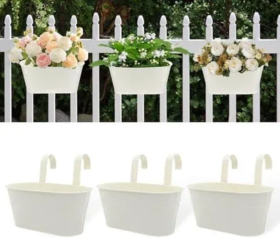 Produktbild von vensovo 3er Set Hängende Blumentöpfe aus weißem Metall – 27,3 cm x 13,5 cm x 11,9 cm – Mit abnehmbaren Haken & Drainageloch – Pflanzgefäße für Balkon, Geländer & Innen- und Außenbereich