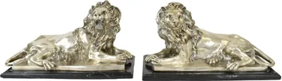 Produktbild von Casa Padrino Luxus Bronzefiguren Set Löwen Silber / Schwarz 60 x 27 x H. 33 cm - Versilberte Dekofiguren mit Marmorsockel - Deko Accessoires