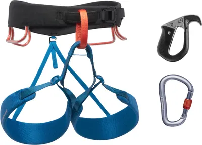 Momentum Harness Pilot Package von Black Diamond; bestehend aus einem blauen Klettergurt; einem Karabiner und einem Sicherungsgerät.