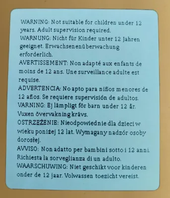 Immagine prodotto di Set di ciondoli a forma di bicchiere da vino, 56 set, contenente 600 perline bianche a forma di lettera e 120 perline dorate, ideali per feste