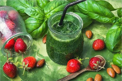 Produktbild von Wallario selbstklebendes Poster - Grüner Smoothie mit Erdbeeren, Größe: 100 x 150 cm
