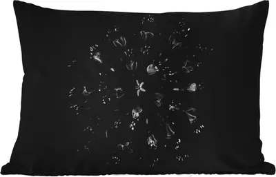 Produktbild von MuchoWow® Outdoor Kissen - Blume - Lila - Blau - Makro - Schwarz - 60x40 cm - Wetterfest - Lounge Kissen - Zierkissen - Kissen für Innenräume