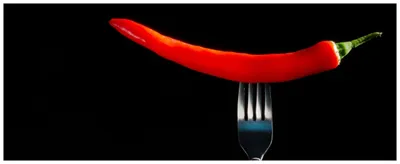 Produktbild von Wallario Premium Glasbild, freischwebende Optik, kräftige Farben, Größe 125 x 50 cm Motiv Rauchende Chili-Schote an einer Gabel