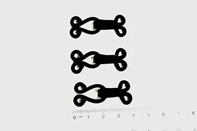 Produktbild von 3 schwarze Pelzhaken mit Augen und Ösen, Gesamtlänge 3,8 cm