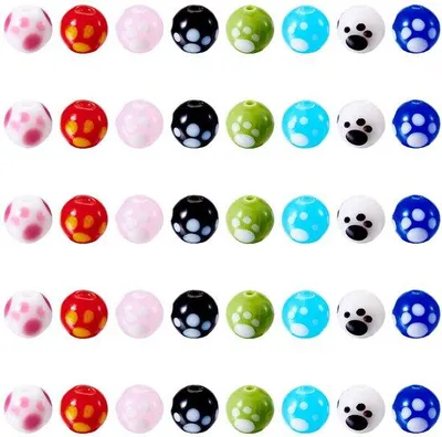 Immagine prodotto di 40 perline lampwork realizzate a mano con impronte di piedi, diametro 10 mm, 8 colori, per collane, bracciali e altri gioielli.