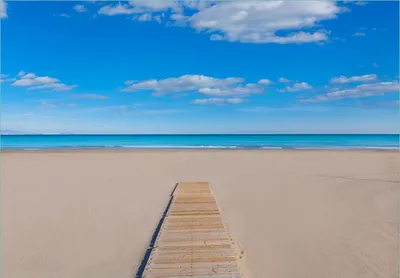 Produktbild von Wallario Fototapete Vliestapete, seidenmatte Oberfläche, einfache Verarbeitung, Größe 200 x 140 cm, Motiv Auf dem Holzweg zum blauen Meer