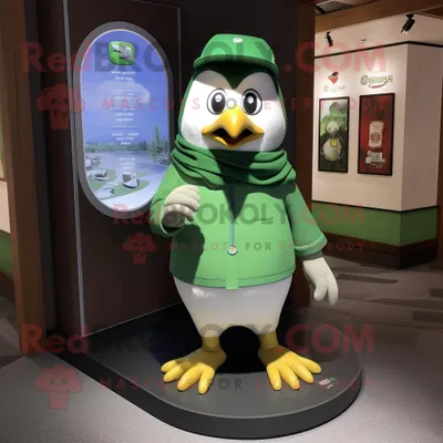 Produktbild von Grüner REDBROKOLY Pinguin Maskottchen Kostüm charakter gekleidet mit einem Henley-Hemd und Armbanduhren