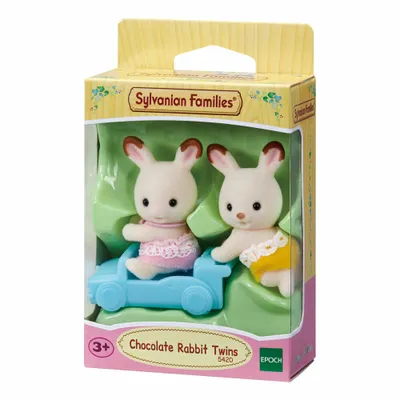 Produktbild von Sylvanian Families Schokoladen-Zwillingshasen Figuren-Set, Modell 10395420, Kunststoff mit Samtüberzug, mehrfarbig, bewegliche Gliedmaßen und Köpfe, inkl. blauem Spielzeugauto.