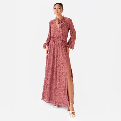 Produktbild von Maya Deluxe Damen Maxikleid aus Rosenmuster-Spitze, mit Schleifendetails, langen Ärmeln und seitlichem Schlitz, ideal für den Abend