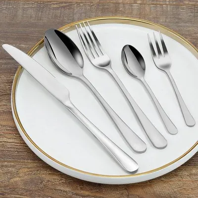 Productafbeelding van Ibenzoa® bestekset voor 6 personen, bestaande uit 30 delen: 6 tafelmessen, 6 soeplepels, 6 vorken, 6 theelepels, 6 dessertvorken. Elegant design, gemaakt van voedselveilig roestvrij staal, vaatwasmachinebestendig