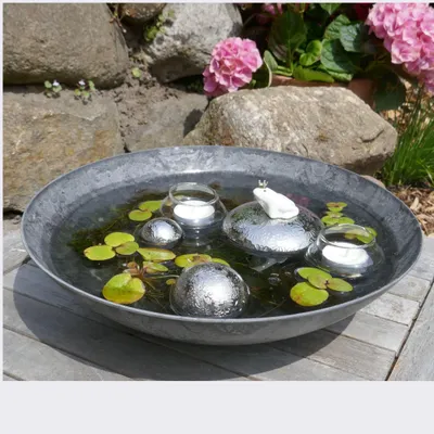 Produktbild von Miniteich Komplettset: Edle 35cm Dekoschale in Anthrazit-Marmor-Look mit Froschkönig, silbernen Schwimmkugeln & Teelichtgläsern – Ideale Balkon-Deko, Insektentränke