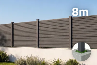 Produktbild von 8 m hoher PRIEL-Verbundzaun in Holzoptik, 90 cm hoch, auf grauen Bodenplatten
