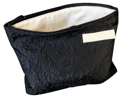 Produktbild von Kosmetiktasche mit geprägtem Rosenmuster, großem Fassungsvermögen, Reißverschluss, weichem Design, ideal für Reisen und als Reise-Kosmetiktasche