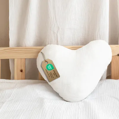 Imagen del producto de Cojín decorativo corazón blanco sin volantes, sin aplicación dorada - muselina