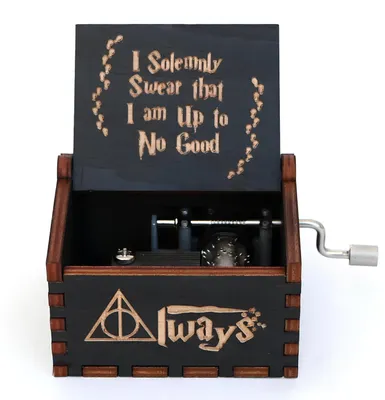 Productafbeelding van De Harry Potter handmatige muziekdoos heeft een prachtig patroon aan de buitenkant en aan de binnenkant staat de tekst gemaakt van hout met een mechaniek.