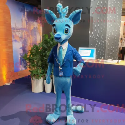 Produktbild von Maskottchen REDBROKOLY eines blauen Rehs bekleidet mit Anzughose und Fußkettchen