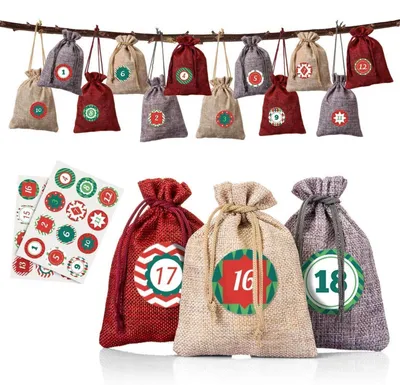 Obrázok produktu pre Vianočný kalendár – 24 vrecúšok, rozmery 10 x 14 cm, 3 farby (červená/prírodná/sivá), vyrobené z ľanu a konope, s šnúrkou