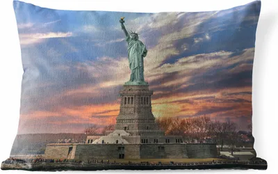 Produktbild von MuchoWow® Outdoor Kissen - Freiheitsstatue in New York bei Sonnenuntergang - 50x30 cm - Wetterfest - Lounge Kissen - Sofa kissen - Wohnzimmer Dekoration