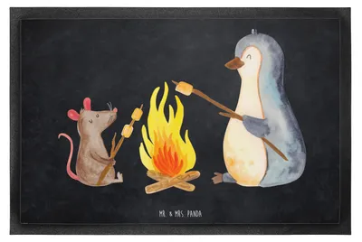 Produktbild von Mr. & Mrs. Panda Schmutzmatte Pinguin Lagerfeuer 60 x 90 cm - Kreidetafel - Geschenk, Gummi-Fußmatte, Marshmallows, Maus, fußmatte, Schmutzfangmatte, Arbeit, Leben, Job