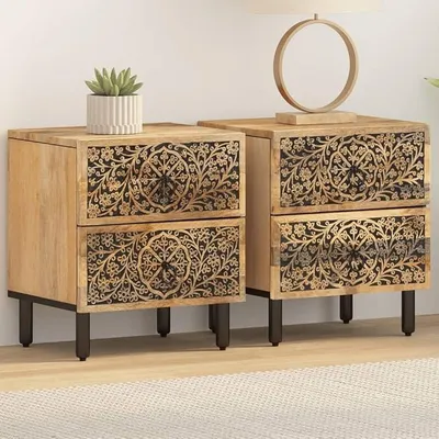 Imagen del producto de Juego de dos mesitas de noche de 40x33x46 cm, fabricadas en madera maciza de mango, con diseño retro y motivos tallados a mano, ideales para dormitorios o salones