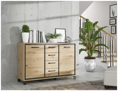 Kommode TRONDHEIM K233 Artisan Eiche/Schwarzeiche Gesamtansicht mit dekorativ bestückter Oberseite.
