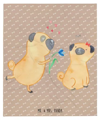 Produktbild von Mr. & Mrs. Panda Tagesdecke Mops Verliebt - Hundeglück - Geschenk, Sofaüberwurf, Wohndecke, Hund, Knuffig, Decke, Kuscheldecke, Sprüche, Liebe, Bettüberwurf